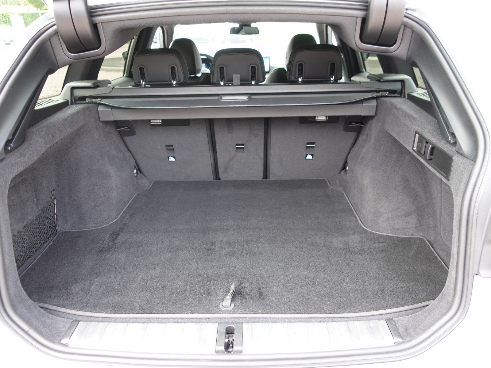 Fahrzeugabbildung BMW 318i Touring A M Sportpaket LMR18"/LED/Navi/...