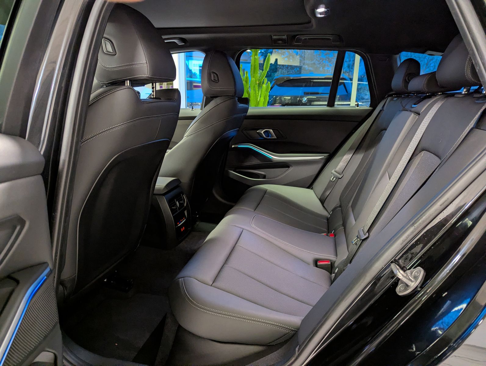 BMW 320 d xD M-Sport HUD Pano ACC LED-adaptiv AHK - Image 13