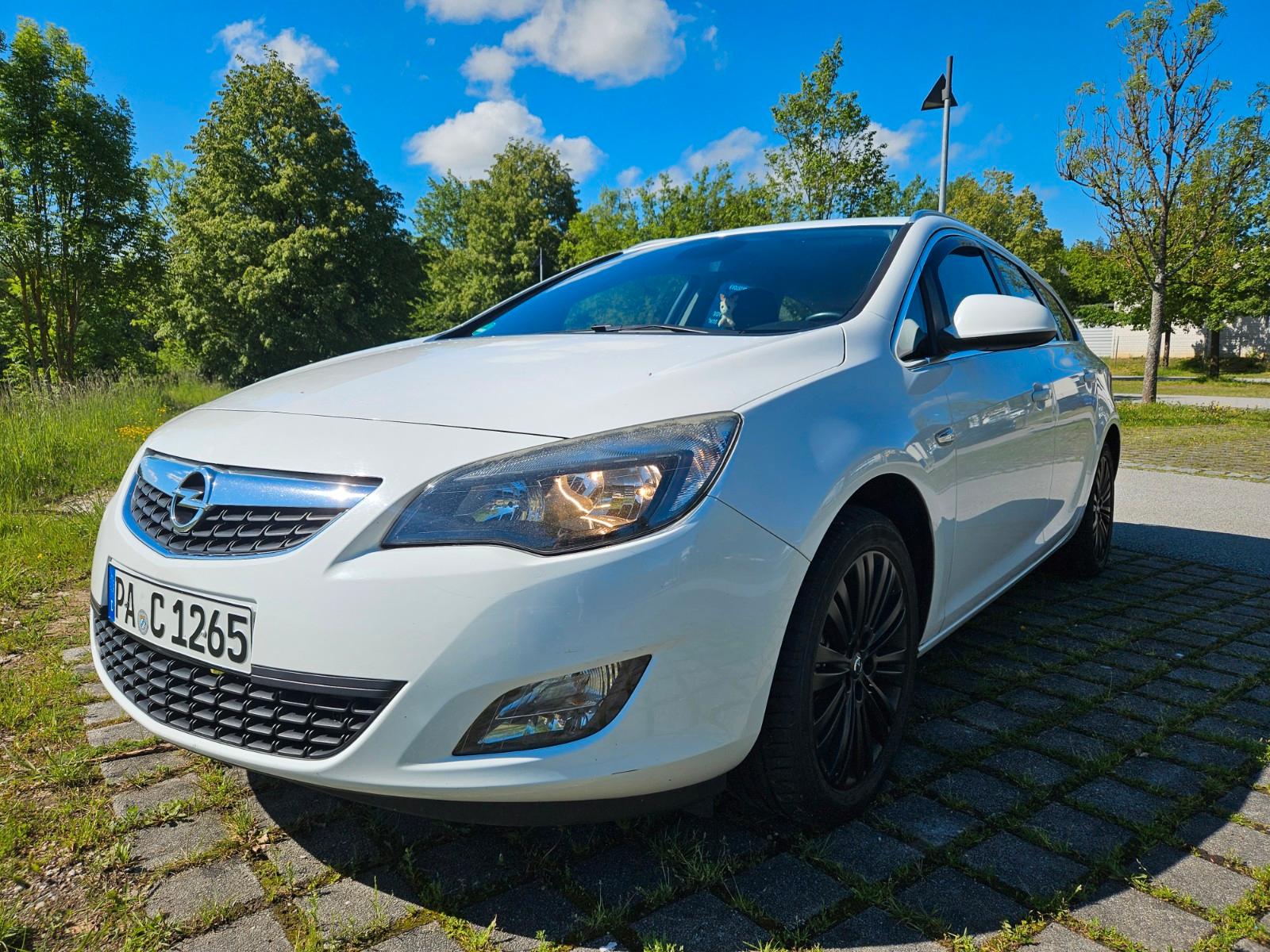 Opel Astra 2012 — rear view