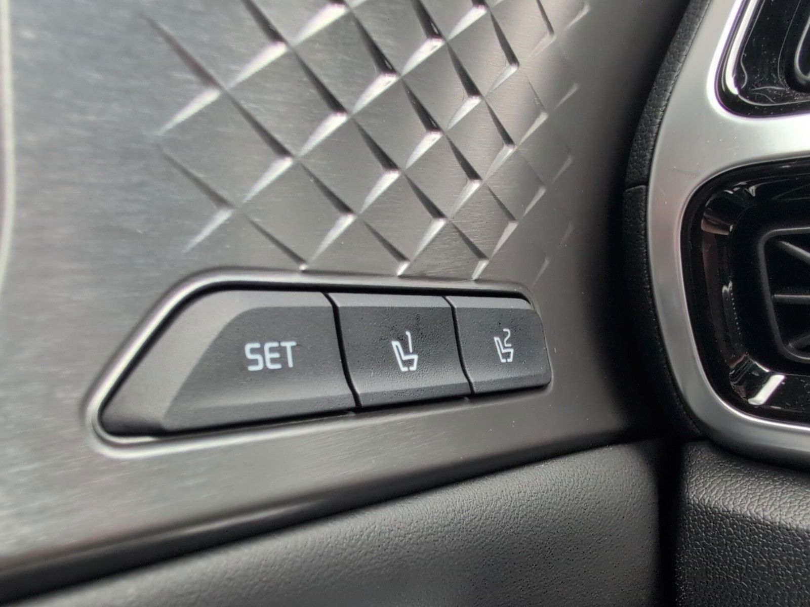 Fahrzeugabbildung Kia SORENTO PHEV 4WD PLATINUM PANO+BOSE+NAV+360+LED+