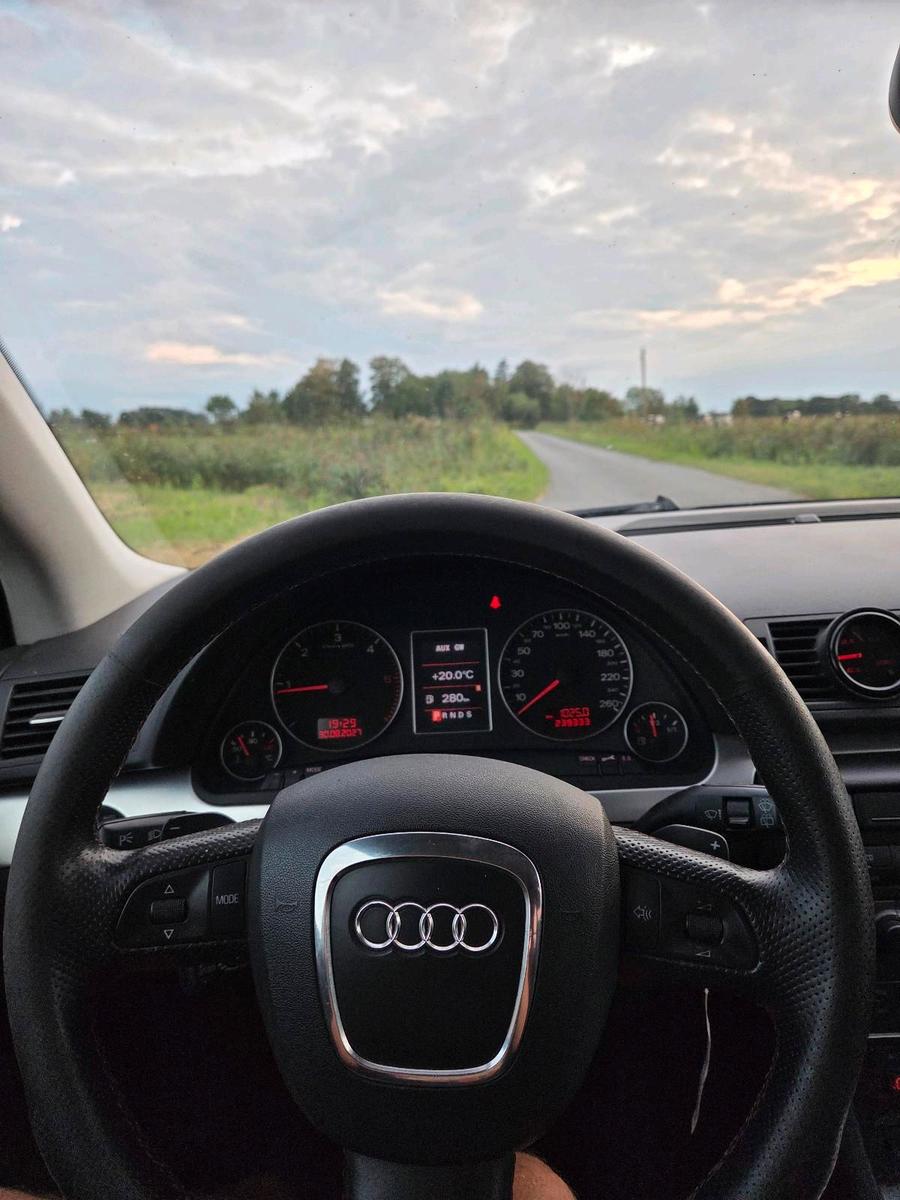 Audi A4 2005 — салон