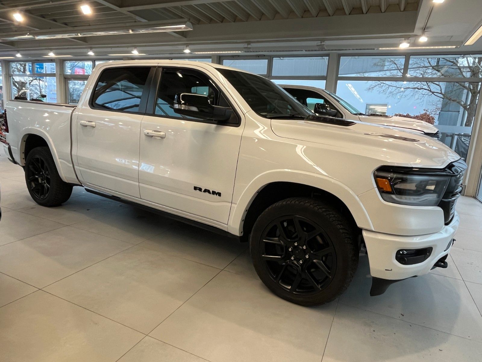 Fahrzeugabbildung Dodge RAM 1500 Crew Cab Laramie Night *Luftf.*Pano*LPG