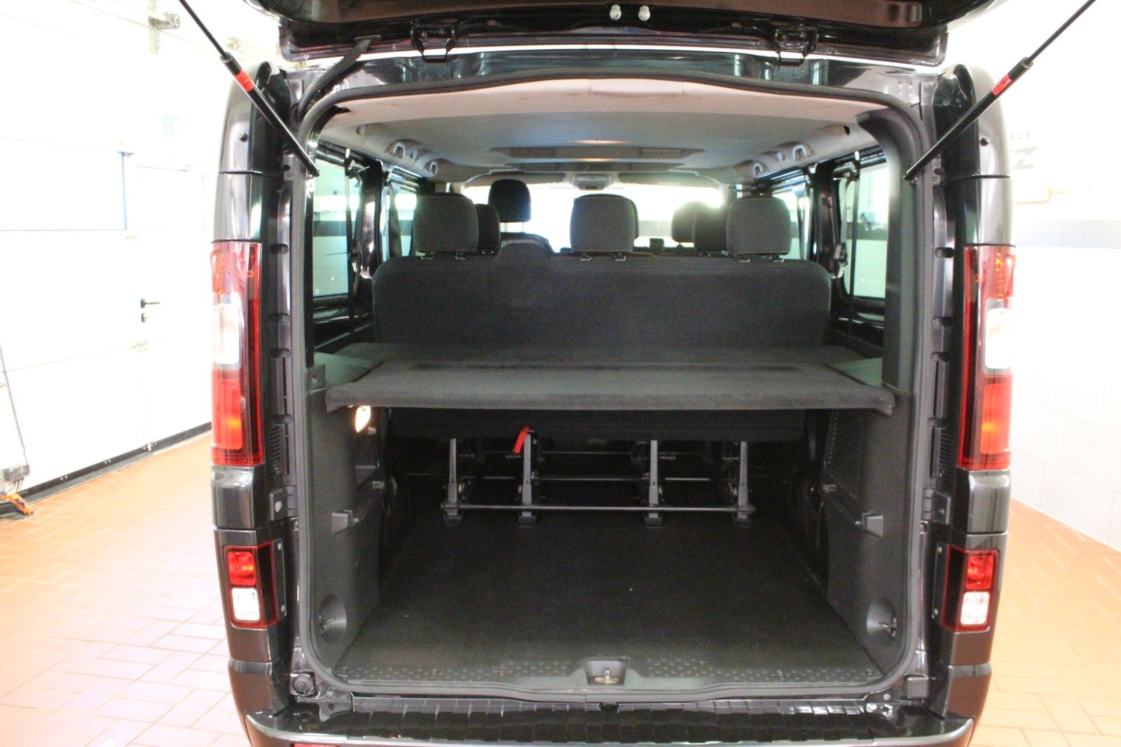 Fahrzeugabbildung Renault Trafic Grand dCi 145 Passenger *Navi*AHK*