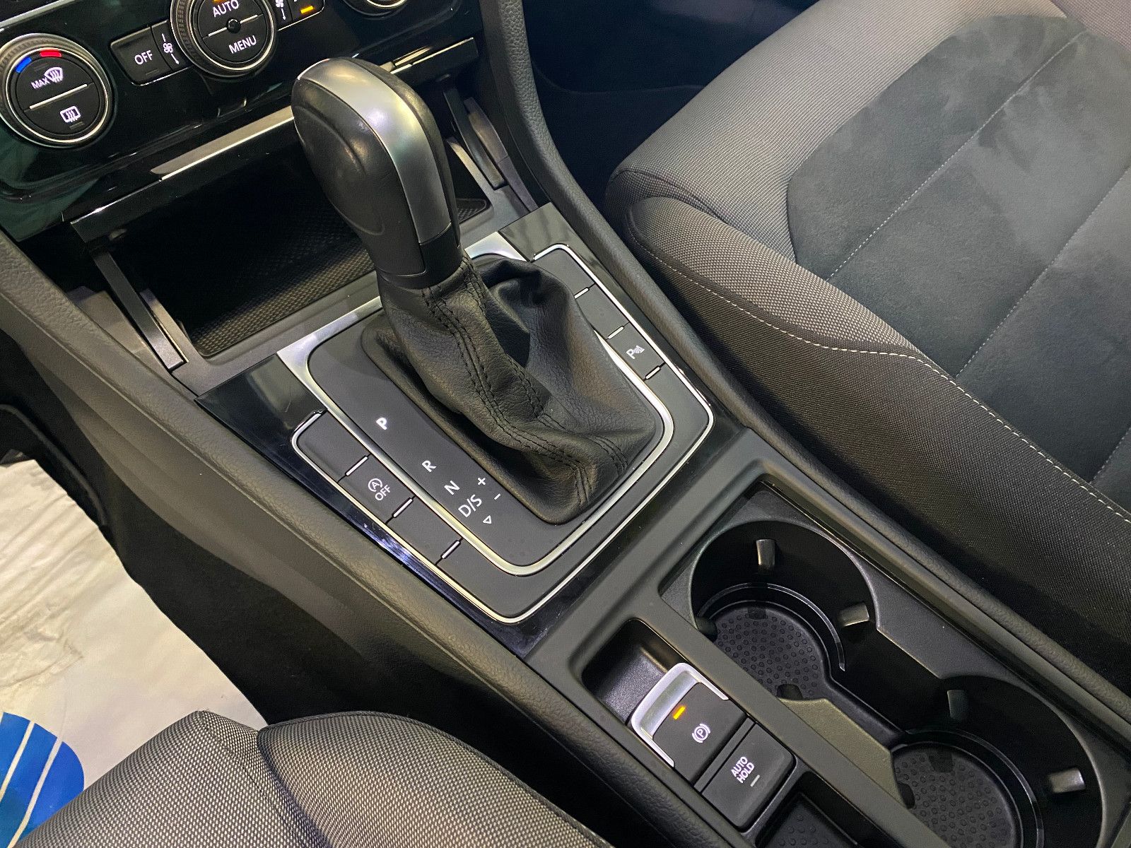 Fahrzeugabbildung Volkswagen Golf VII Lim. Highline DSG ACC Navi Pano Kam LED