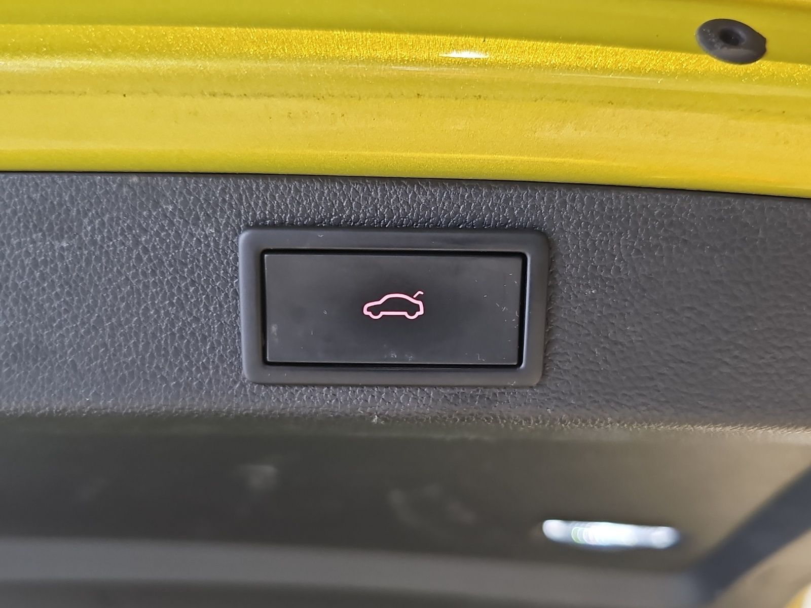 Fahrzeugabbildung SKODA Superb Combi Sportline 2.0 TSI DSG AHZV DCC ACC