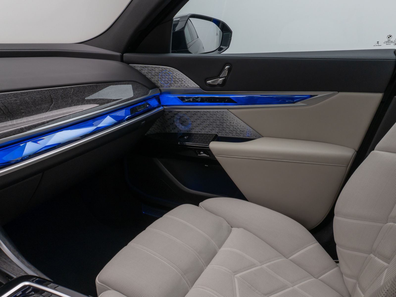 Fahrzeugabbildung BMW M760e Sky Lounge B&W Fond Ent M-Performance Voll