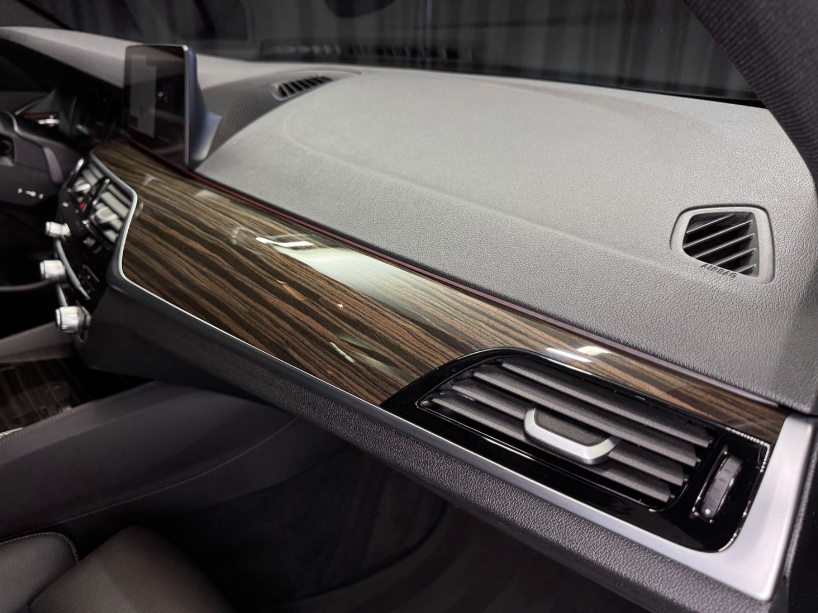 Fahrzeugabbildung BMW M550d xDrive Touring|PANO|NAVI|AHK|1.HAND