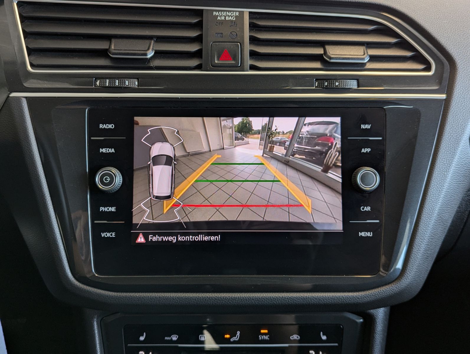 VW Tiguan 2.0 TDI DSG Elegance HUD Assist-Plus StHz - Image 26