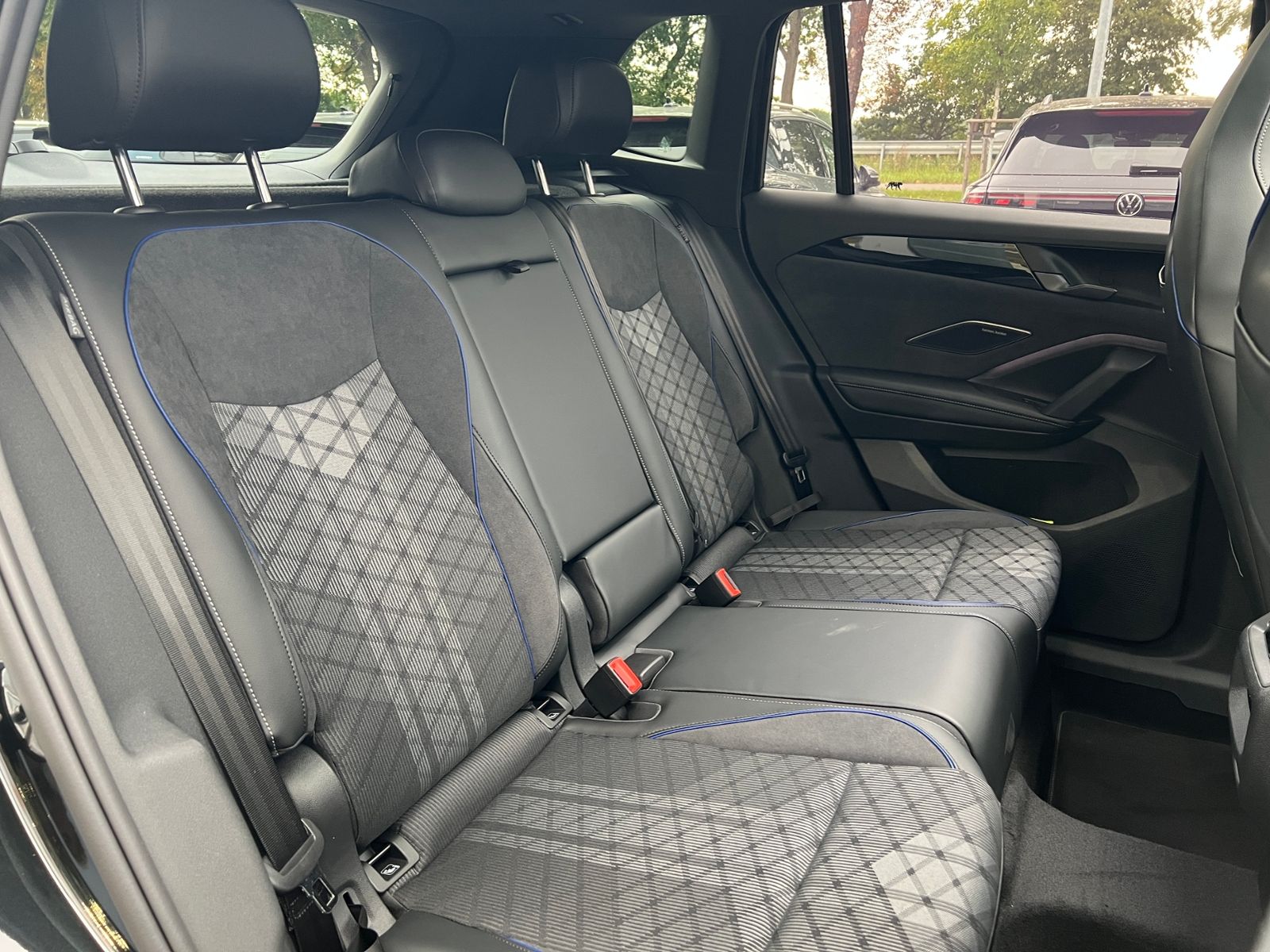 Fahrzeugabbildung Volkswagen Tiguan R-Line 1.5 eHybrid DSG *AHK, Harman & Kar