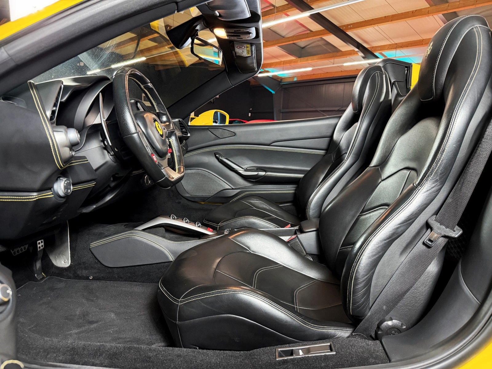 Fahrzeugabbildung Ferrari 488 Spider + Giallo Modena + Scuderia Shields