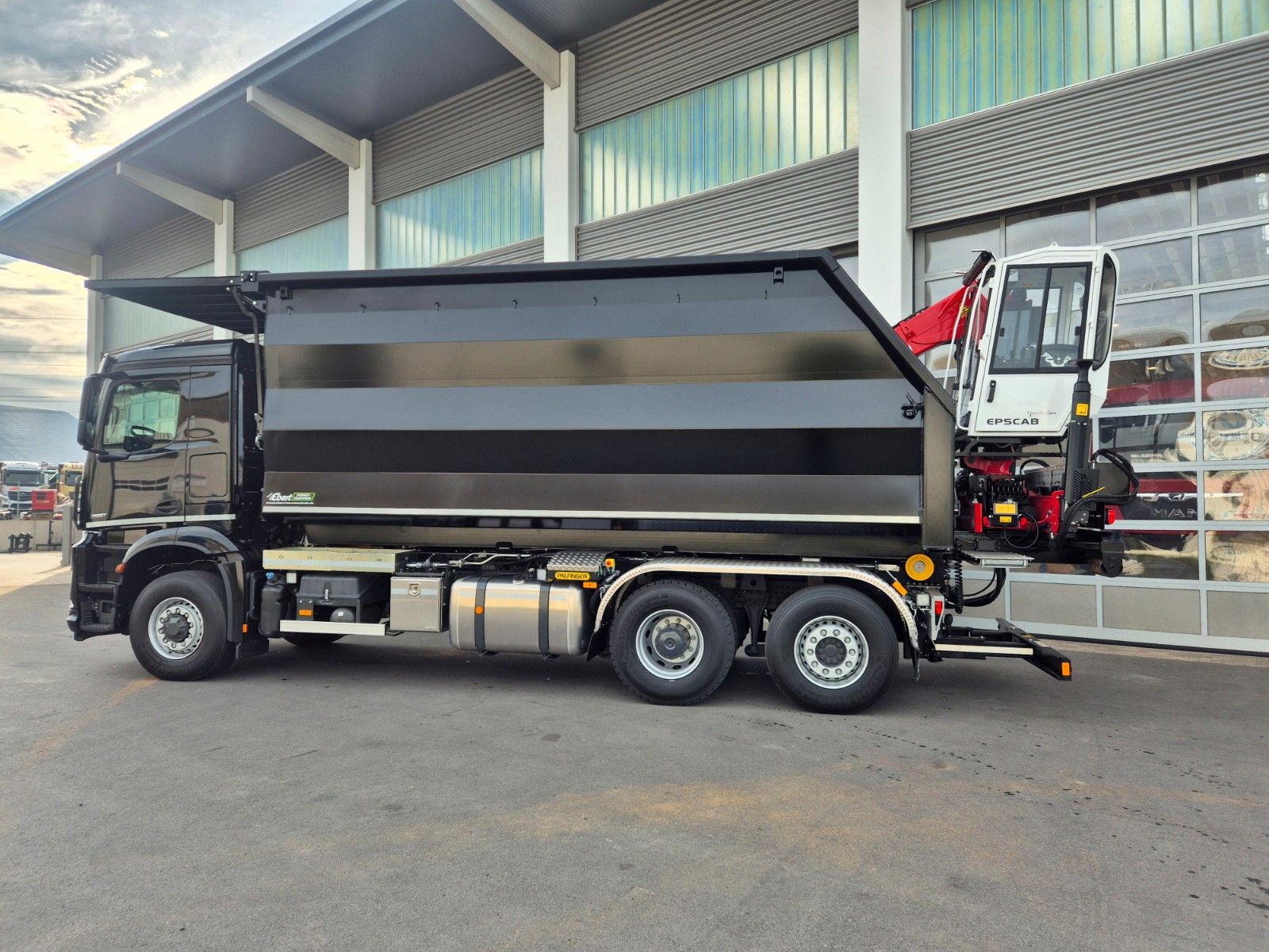 Fahrzeugabbildung Mercedes-Benz Arocs 2751 6x2 HAD/ Abroller EBERT Forstbox Q150