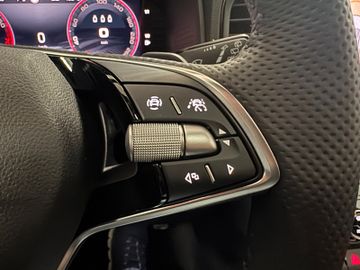 Fahrzeugbestand 18 Skoda Karoq Sportline 1.5 Matrix+AHK+Panodach+Kamera