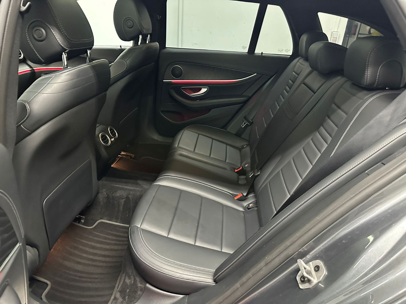 Fahrzeugabbildung Mercedes-Benz E 400 d 4MATIC T *AMG-LINE*PANO*AHK*LEDER*