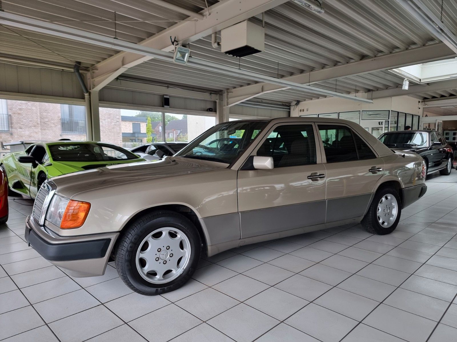 Fahrzeugabbildung Mercedes-Benz 230 E/Schiebedach/AHK/H-Zul./Sehr schöner Zust.