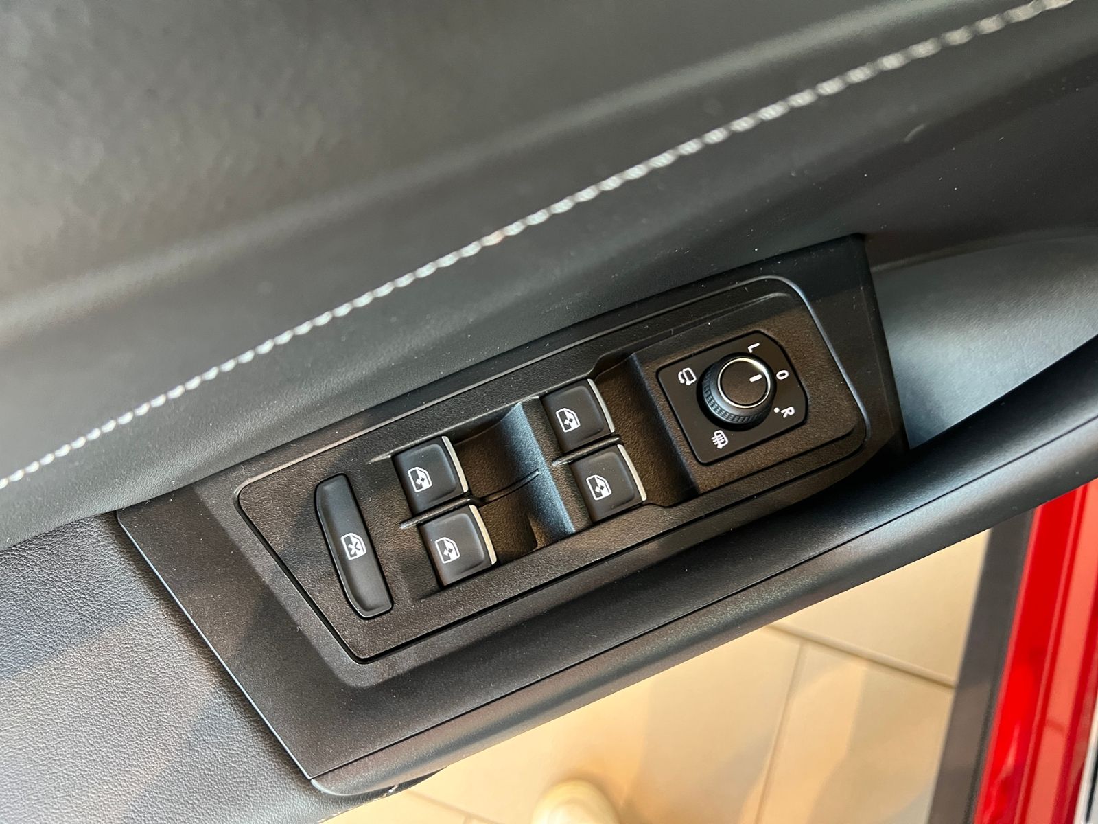 Fahrzeugabbildung Volkswagen T-Roc R-Line 1.5 TSI DSG *AHK, Navi, Black Style