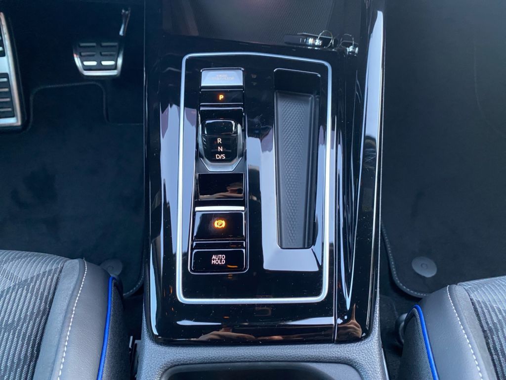 Fahrzeugabbildung Volkswagen Golf Var. 2.0 TDI SCR DSG R-Line *Anschlussgaran
