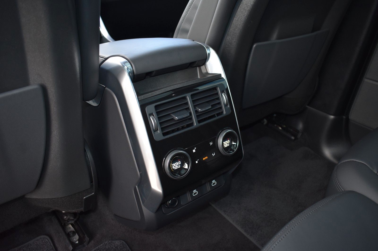 Fahrzeugabbildung Land Rover Range Rover Sport HSE P400 Dynamic Stealt Black