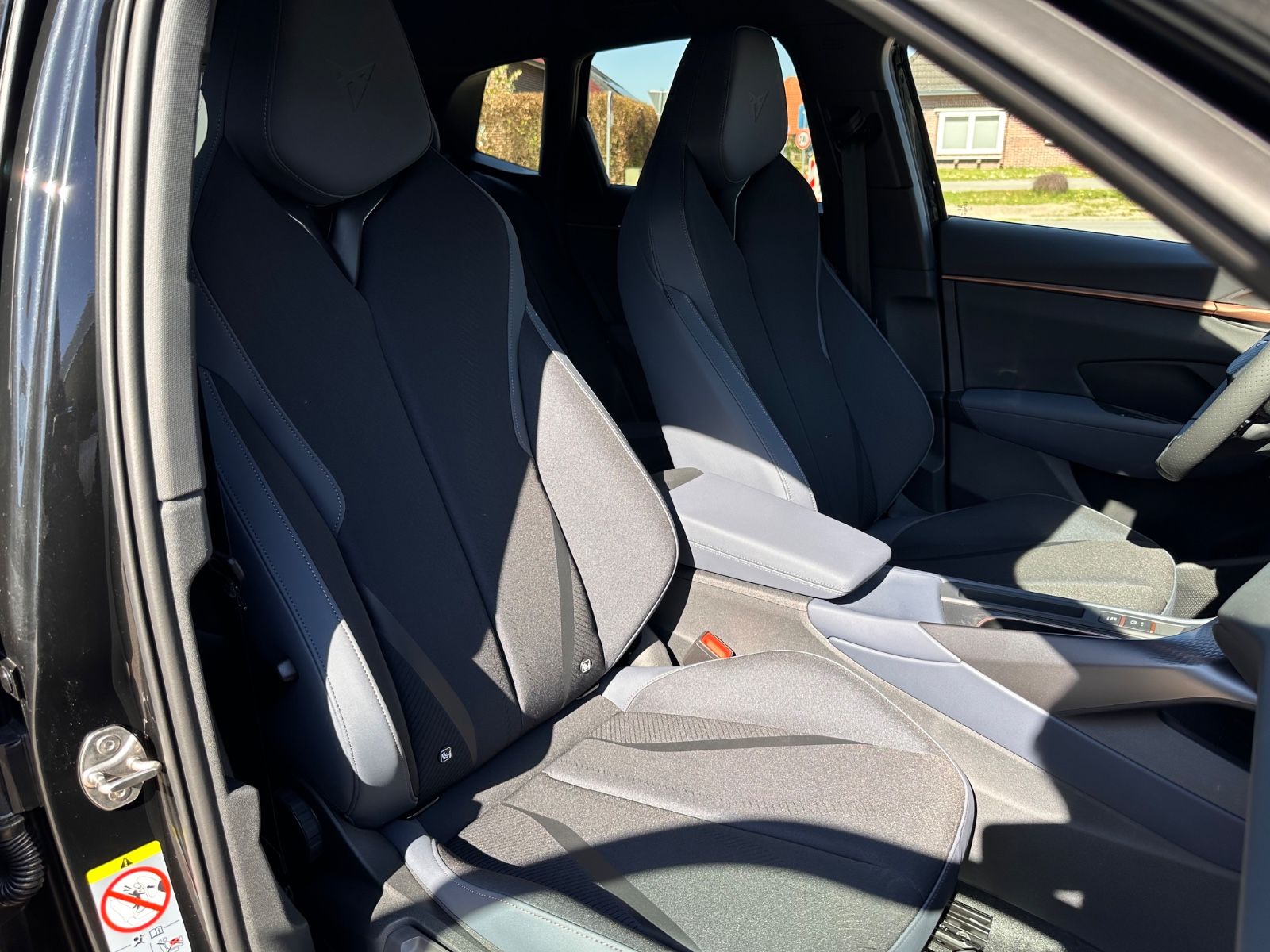 Fahrzeugabbildung CUPRA Terramar 1.5 eTSI DSG Navi/Pano/ACC/LED/AHK/GJR