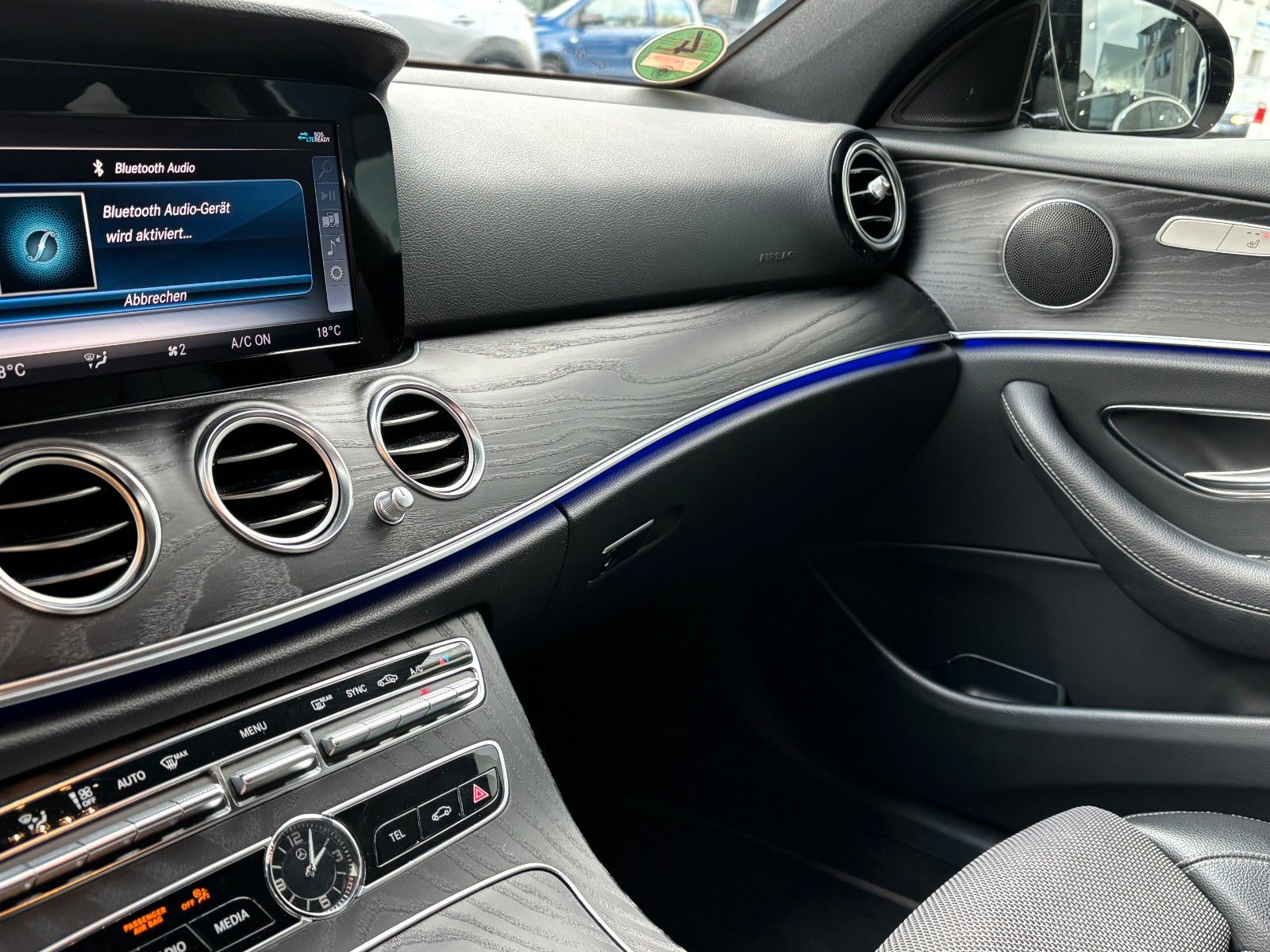 Fahrzeugabbildung Mercedes-Benz E 220d *Ambiente*Kamera*ACC*LED*SHZ