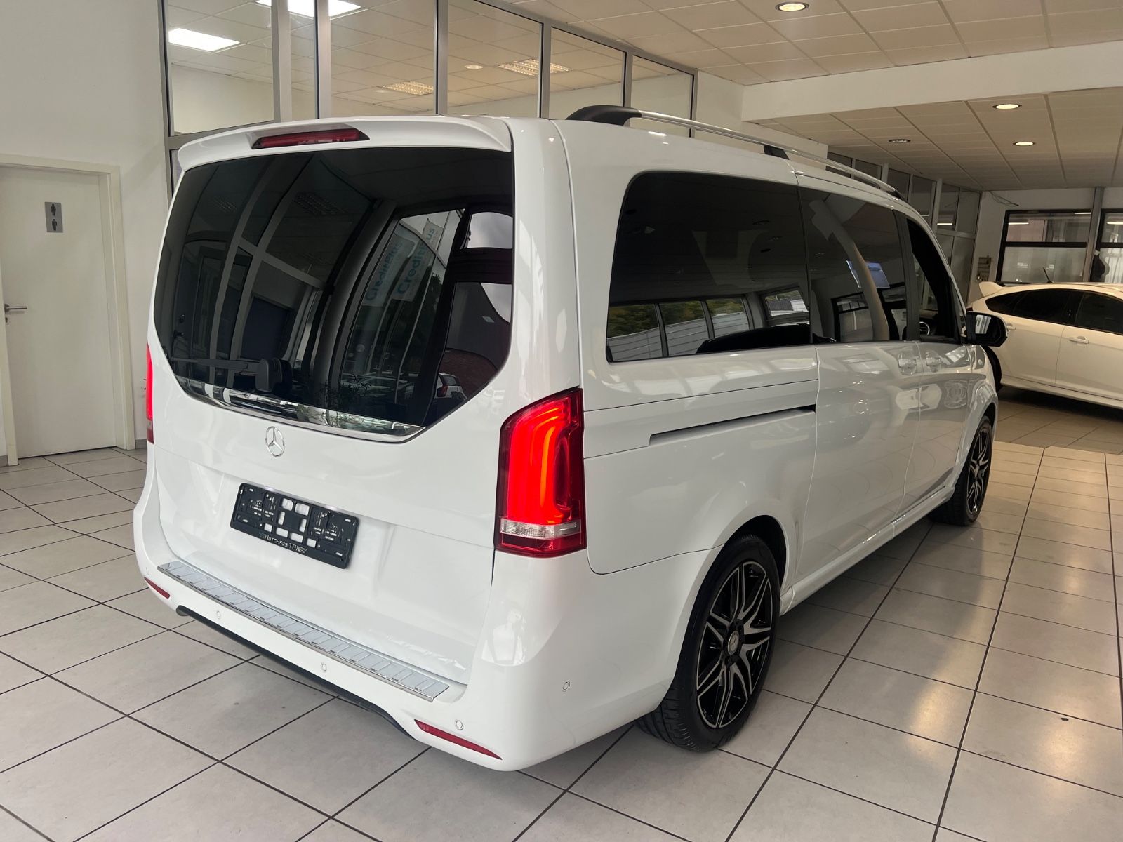 Fahrzeugabbildung Mercedes-Benz V 250 d 4MATIC lang AMG LINE *PANO*Perlmutt-Weiß