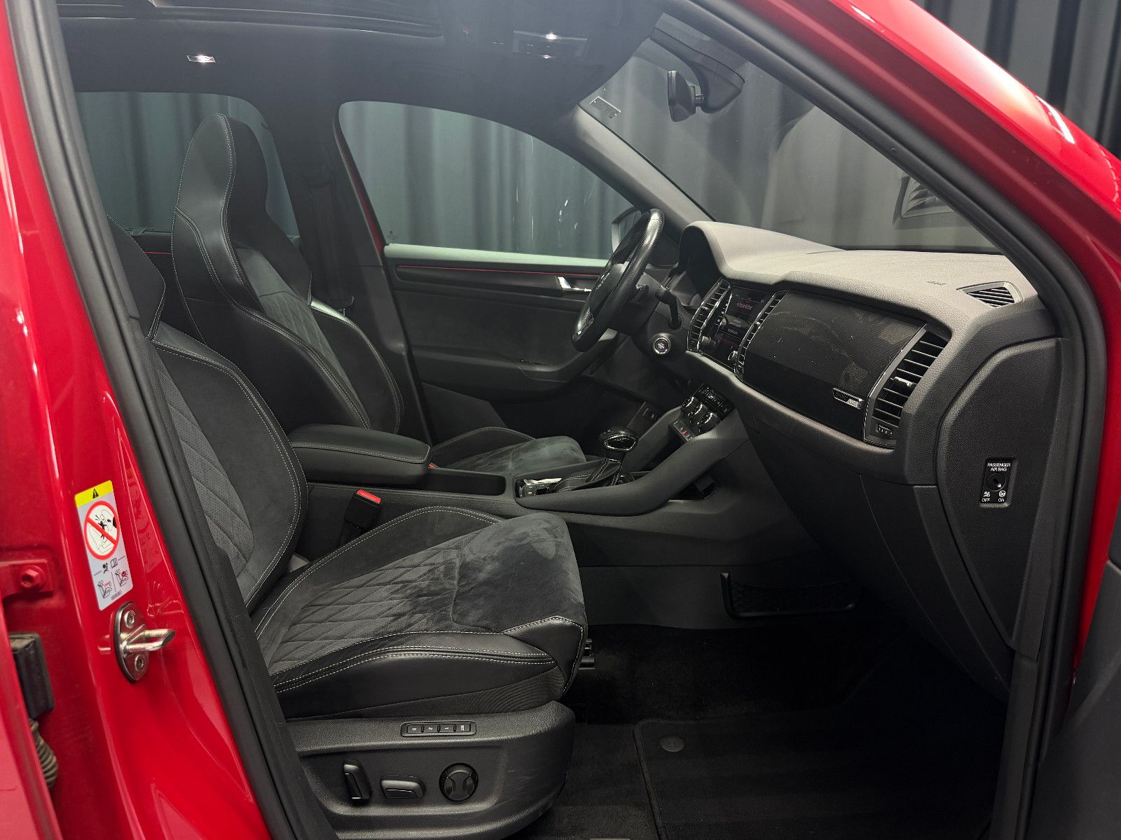 Fahrzeugabbildung SKODA Kodiaq Ambition 4x4|7-SITZER|CANTON|PANO|AHK