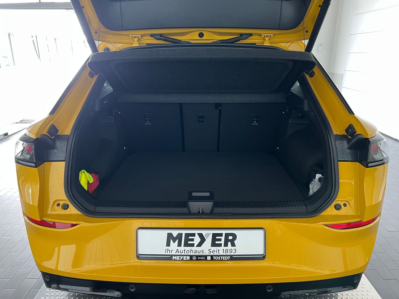 Fahrzeugabbildung Volkswagen T-Roc R-Line 1.5 eTSI DSG *BlackStyle, AHK, 20"-