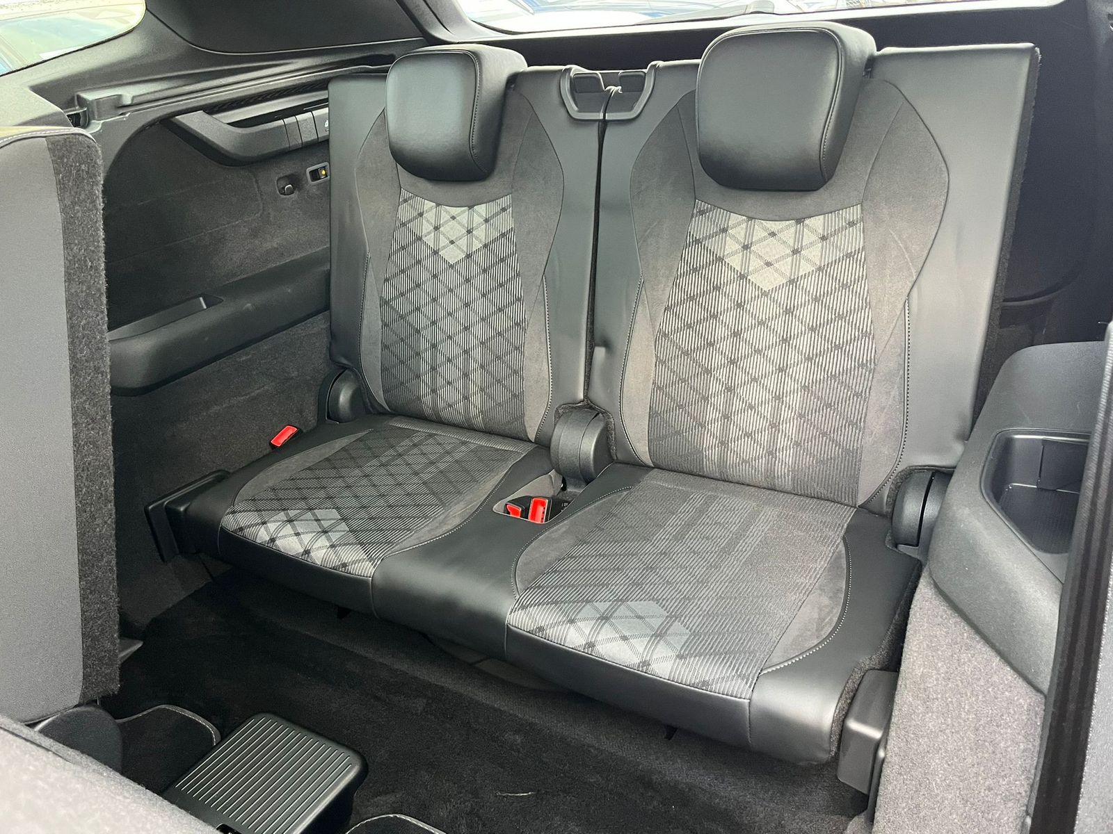 Fahrzeugabbildung Volkswagen Tayron 2.0 TDI 4M R-Line BLACK*7Si*MATRIX*PANO