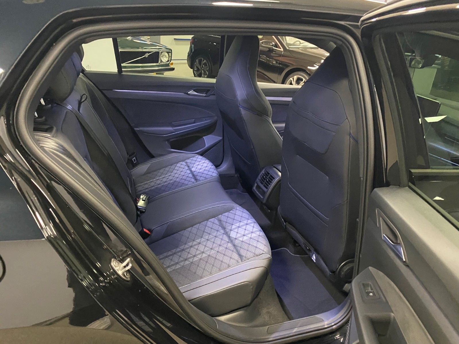 Fahrzeugabbildung Volkswagen Golf 1.5 eTSI DSG R-Line+GARANTIE 2029+ACC+KAMER