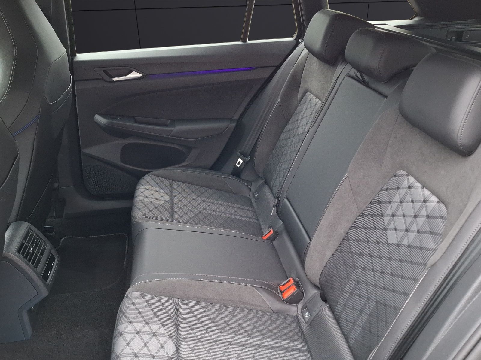 Fahrzeugabbildung Volkswagen Golf VIII Variant eTSI R-Line DSG LED Navi AID A