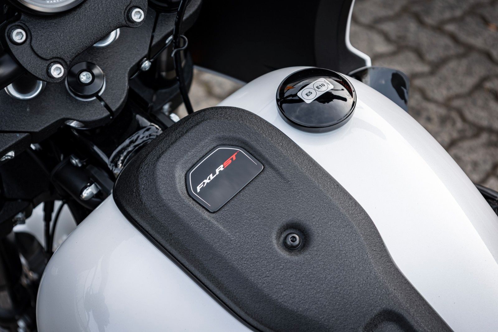 Fahrzeugabbildung Harley-Davidson FXLRST LOW RIDER ST 117 MY26