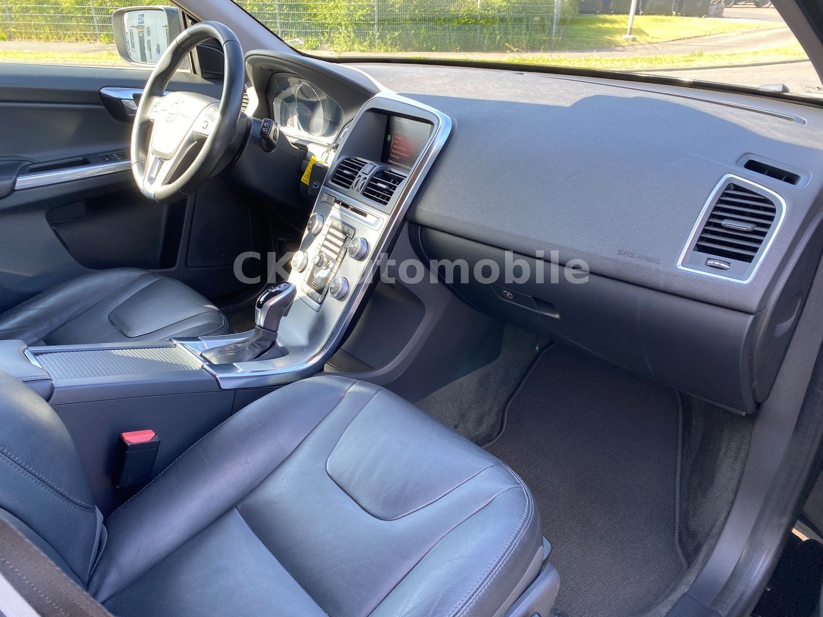 Fahrzeugabbildung Volvo XC60 D3 Summum 2WD/Navi/Leder/Bi-Xenon/PDC/AHK
