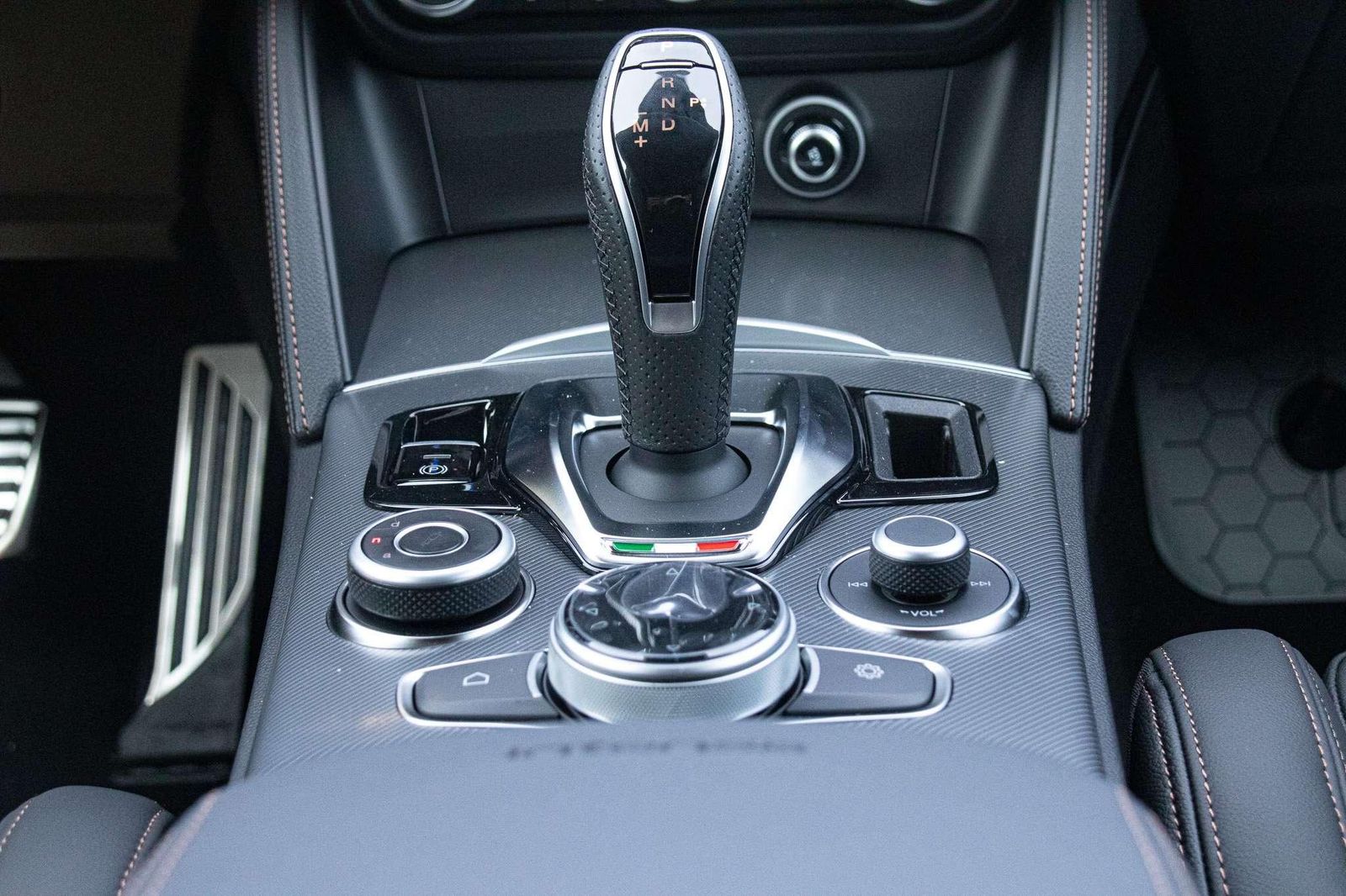 Fahrzeugabbildung Alfa Romeo Stelvio MY24 Intensa 2.0T AT8 Q4