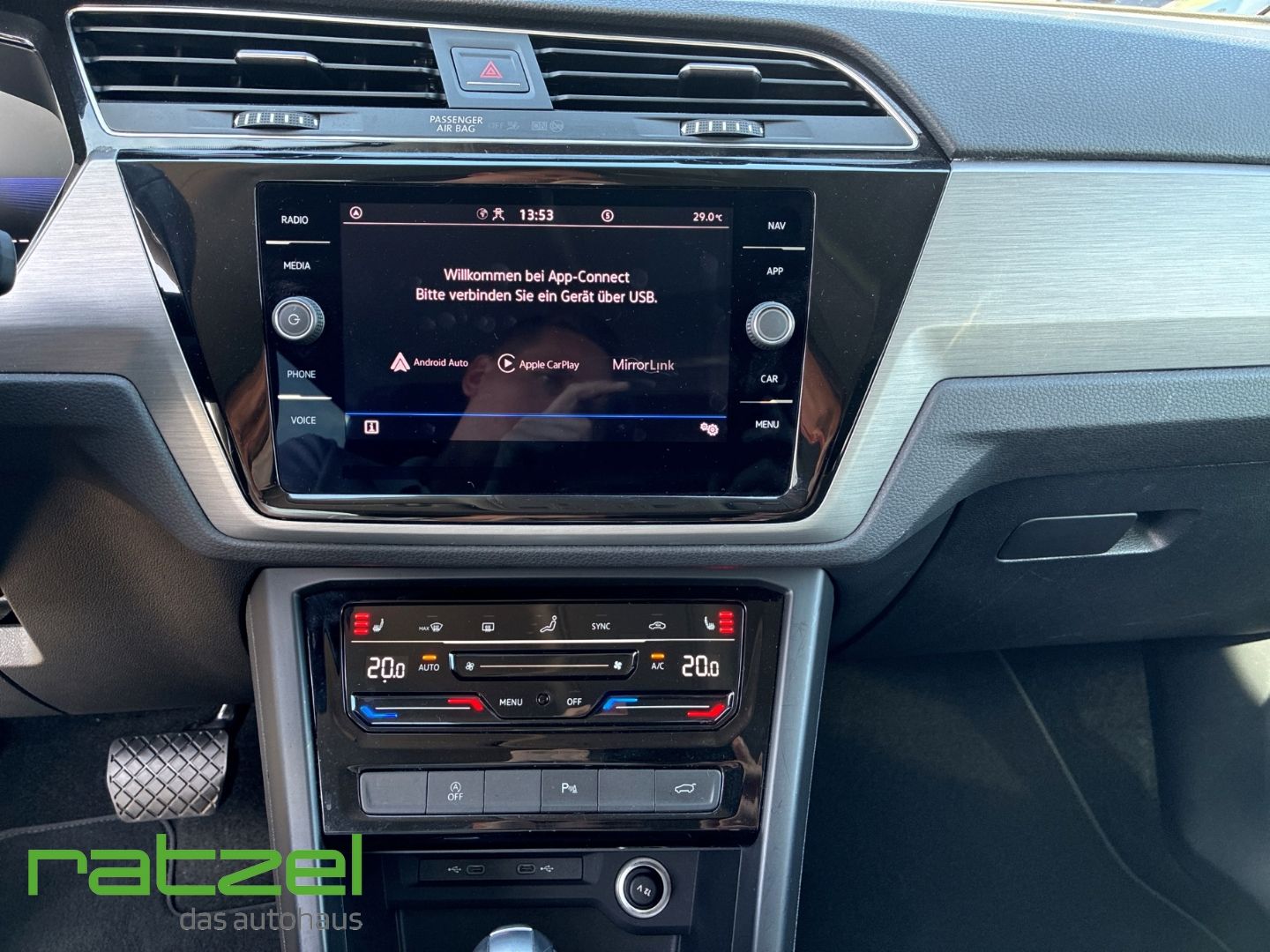 Fahrzeugabbildung Volkswagen Touran Comfortline 1.5 TSI DSG 7-Sitzer AHK ACC