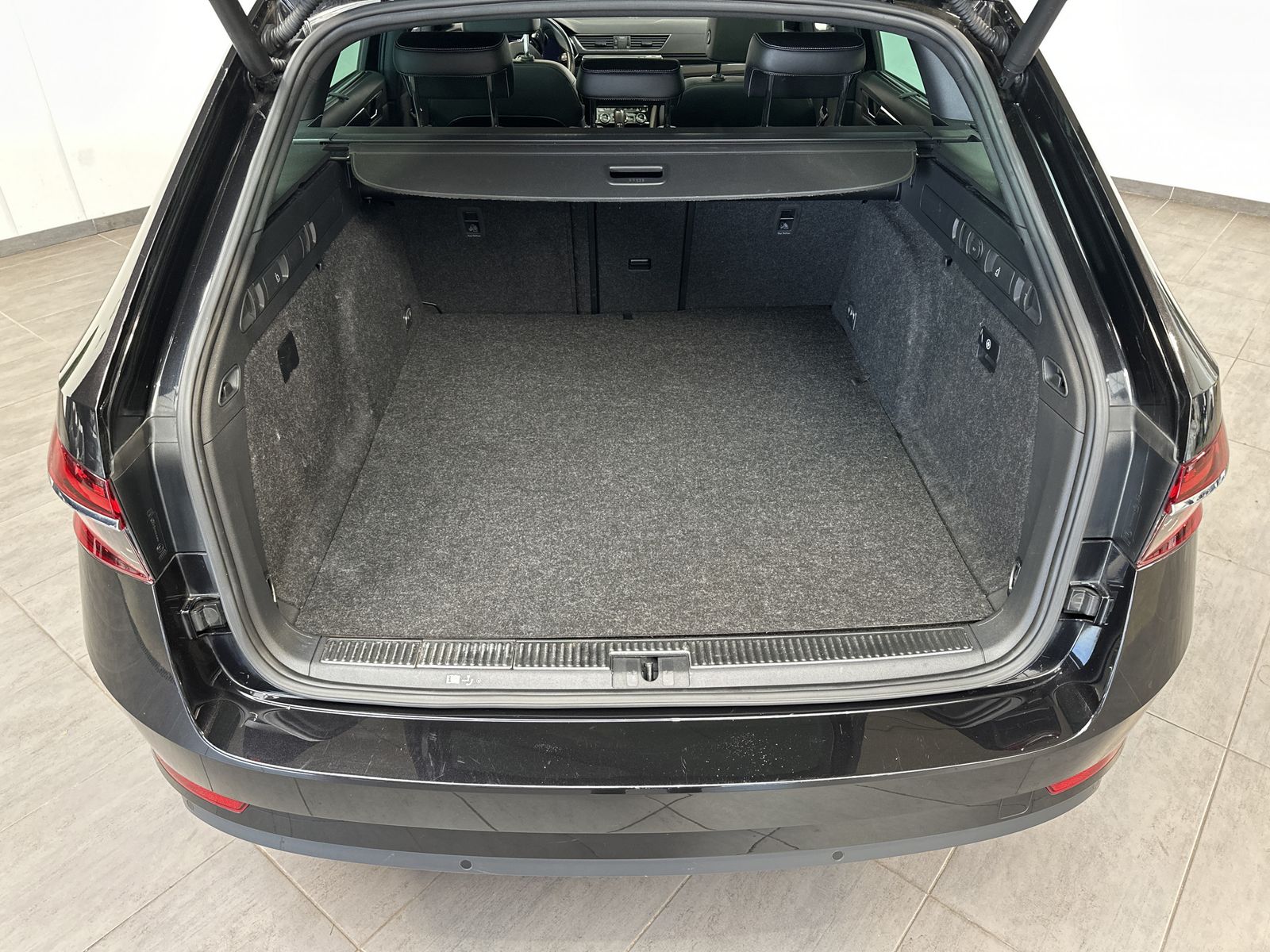 Fahrzeugabbildung SKODA Superb Combi 1.4 TSI L&K iV NAV+LED+AHK+360°+ACC