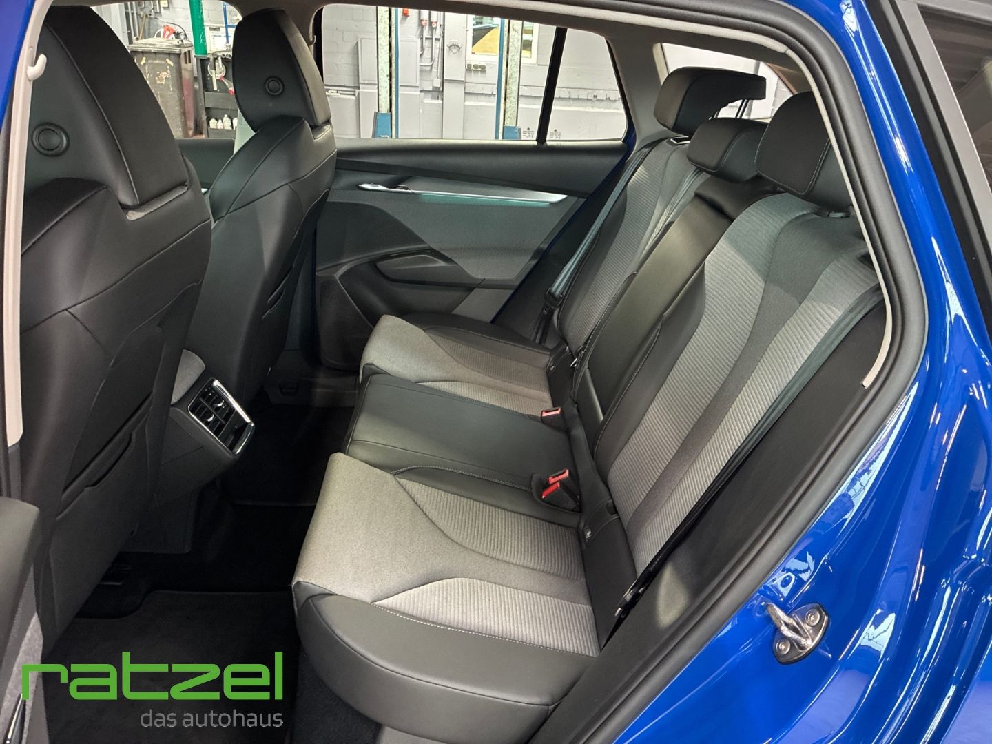 Fahrzeugabbildung SKODA Enyaq Loft iV 50 elektro Navi T-Leder Digitales