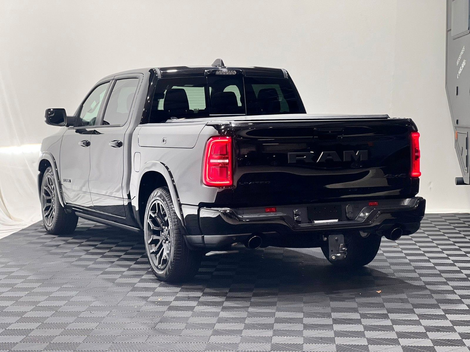 Fahrzeugabbildung Dodge RAM 1500 Limited Night MY25 *Ebony Red seats*