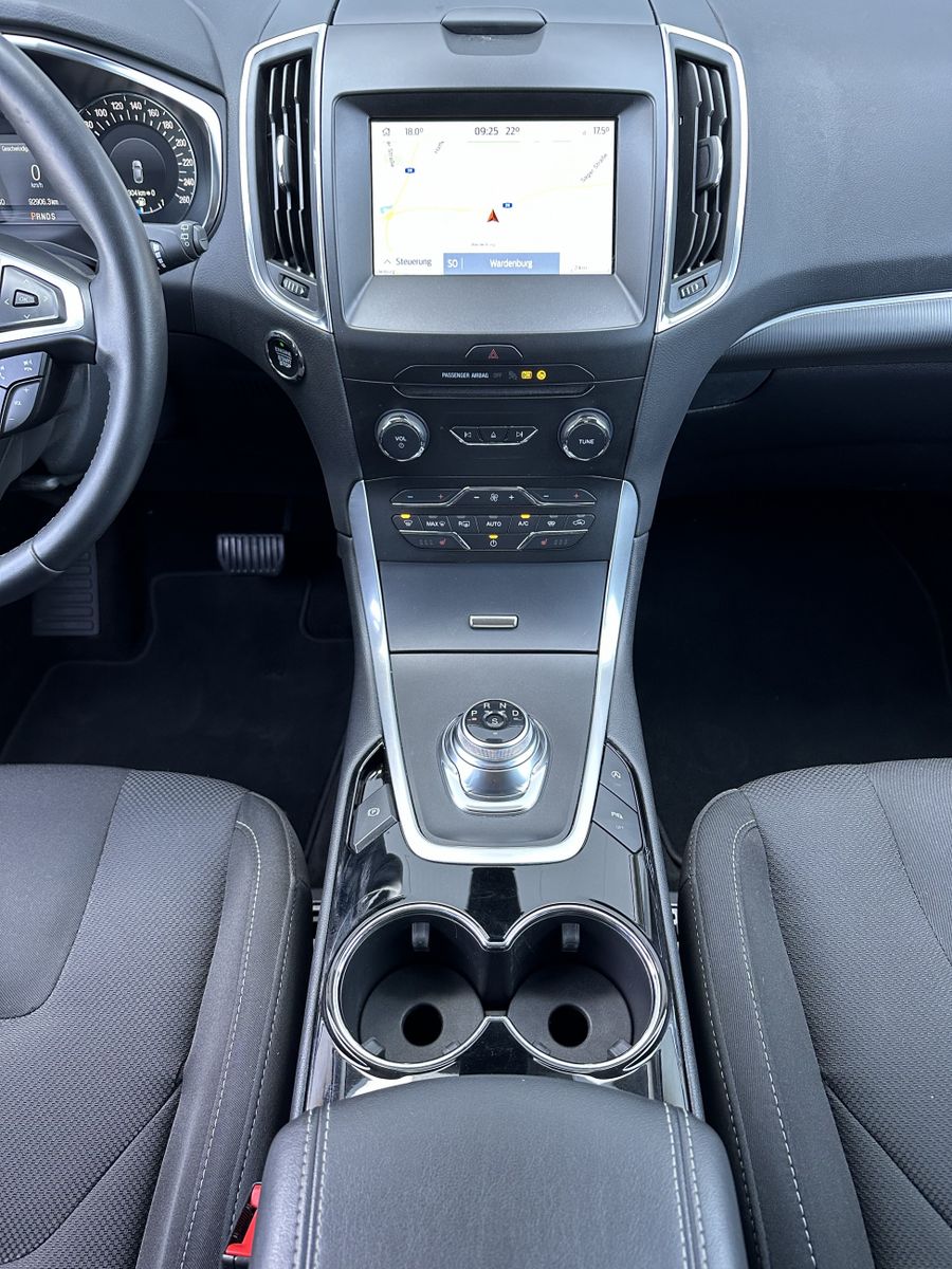 Fahrzeugabbildung Ford S-MAX 2.0 EB Aut. Titanium NAV+AHK+CARPLAY+VCOCK