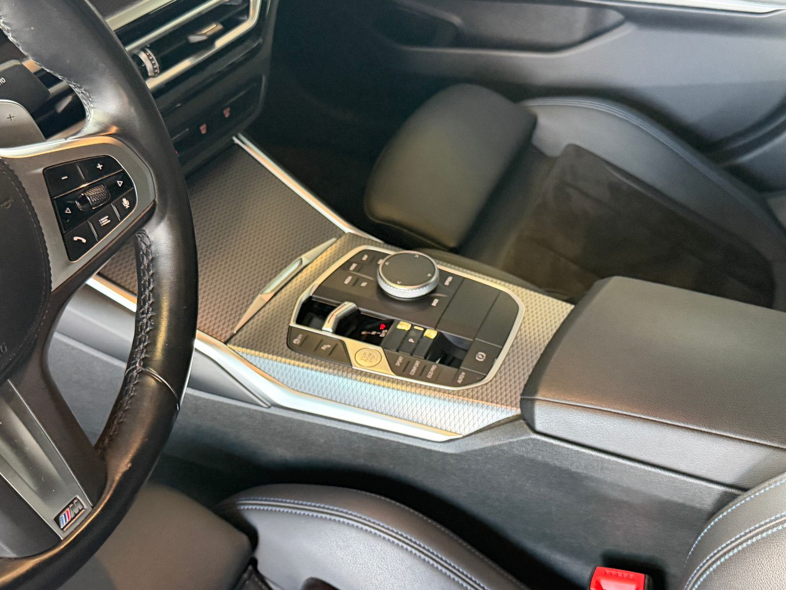 Fahrzeugabbildung BMW 320 d M Sport/M-PAKET/LED/SHADOW-LINE/AMBIENTE