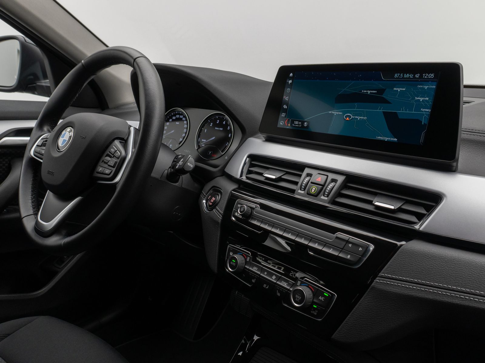 Fahrzeugabbildung BMW X2 sD20i HUD DAB Navi+Parkassist DrivAssis Alarm