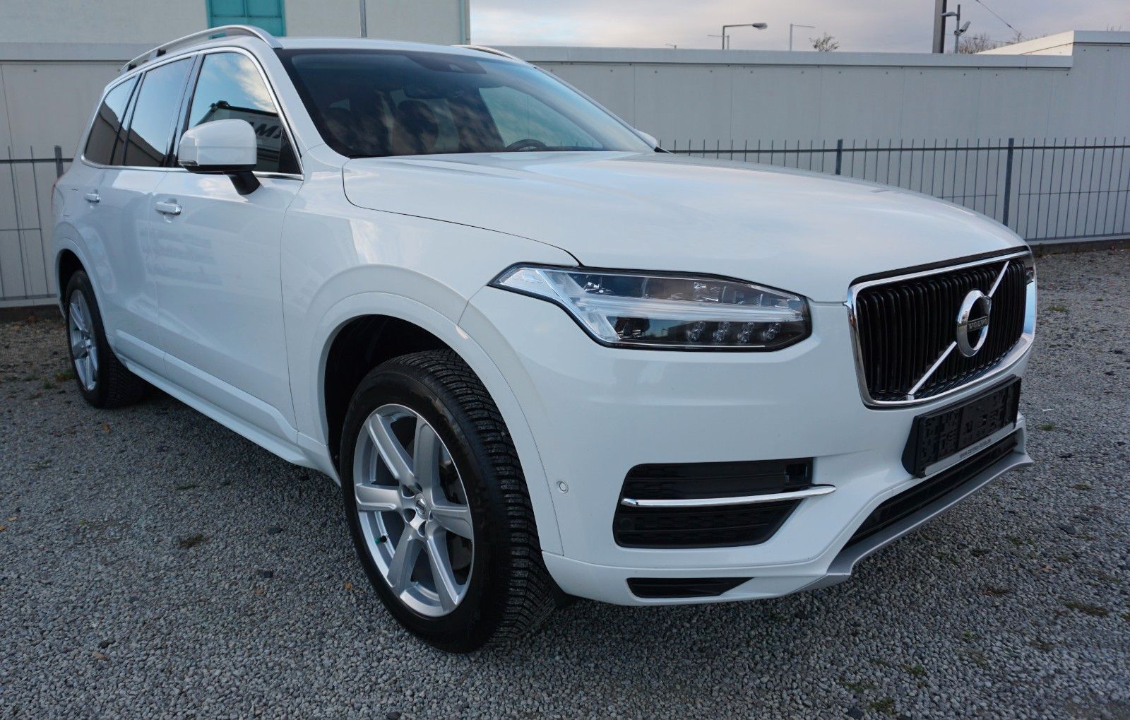 Fahrzeugabbildung Volvo XC90 Momentum AWD, Kamera, Navi, LED