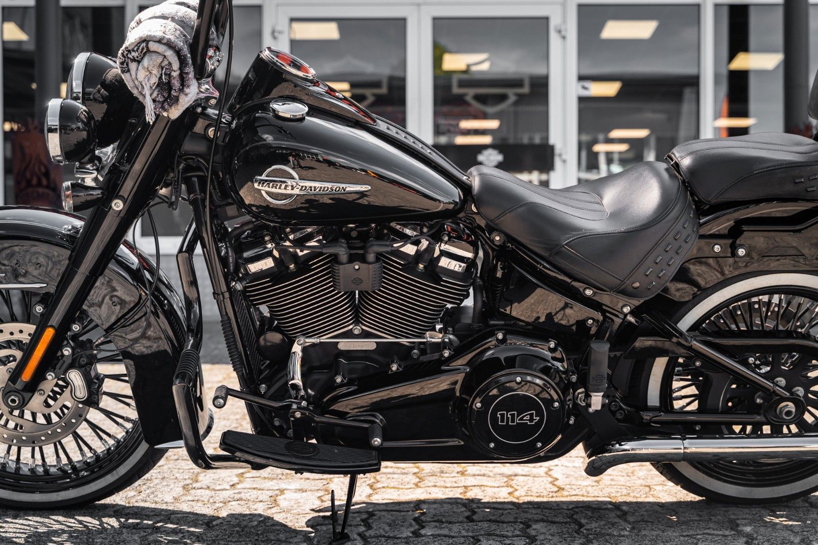 Fahrzeugabbildung Harley-Davidson FLHC Heritage - Chicano Umbau - Motorumbau -