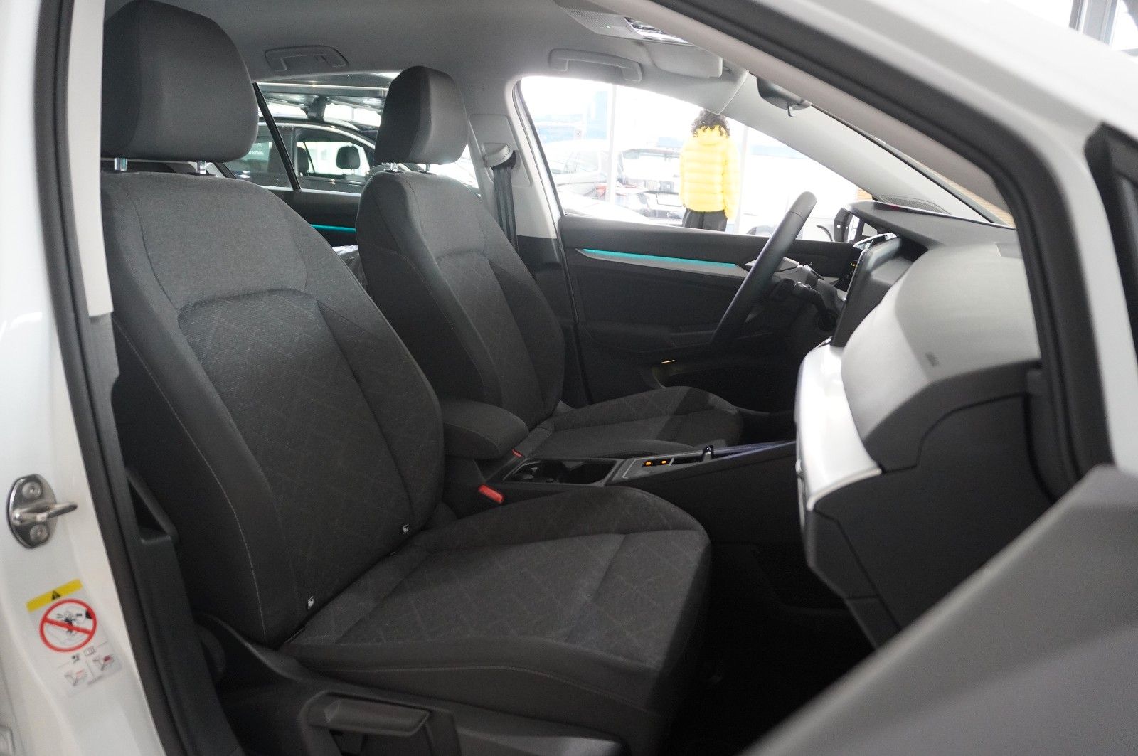 Fahrzeugabbildung Volkswagen Golf VIII Lim. 2.0 TDI LIFE DSG NAVI/LED/VIRTU.