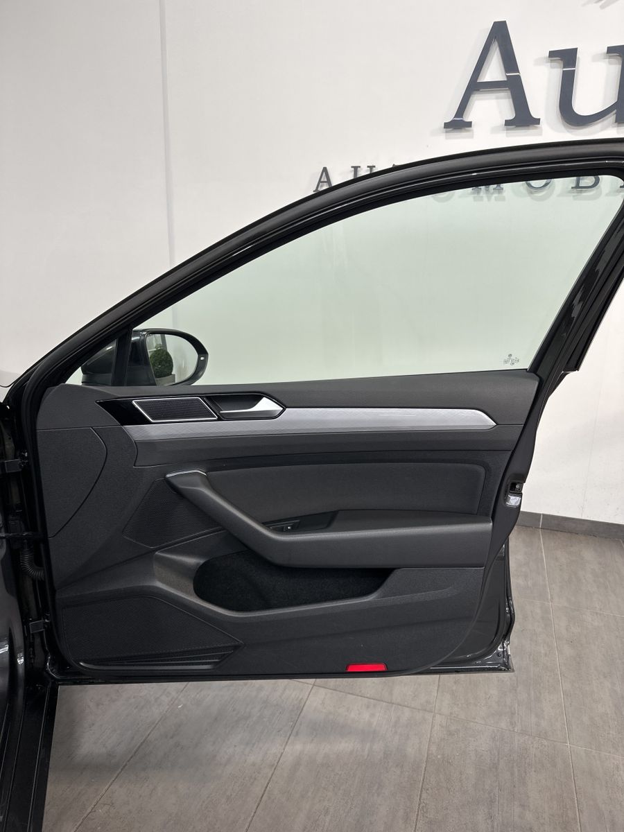 Fahrzeugabbildung Volkswagen Passat Variant GTE NAV+LED+PANO+AHK+STANDHEIZUNG