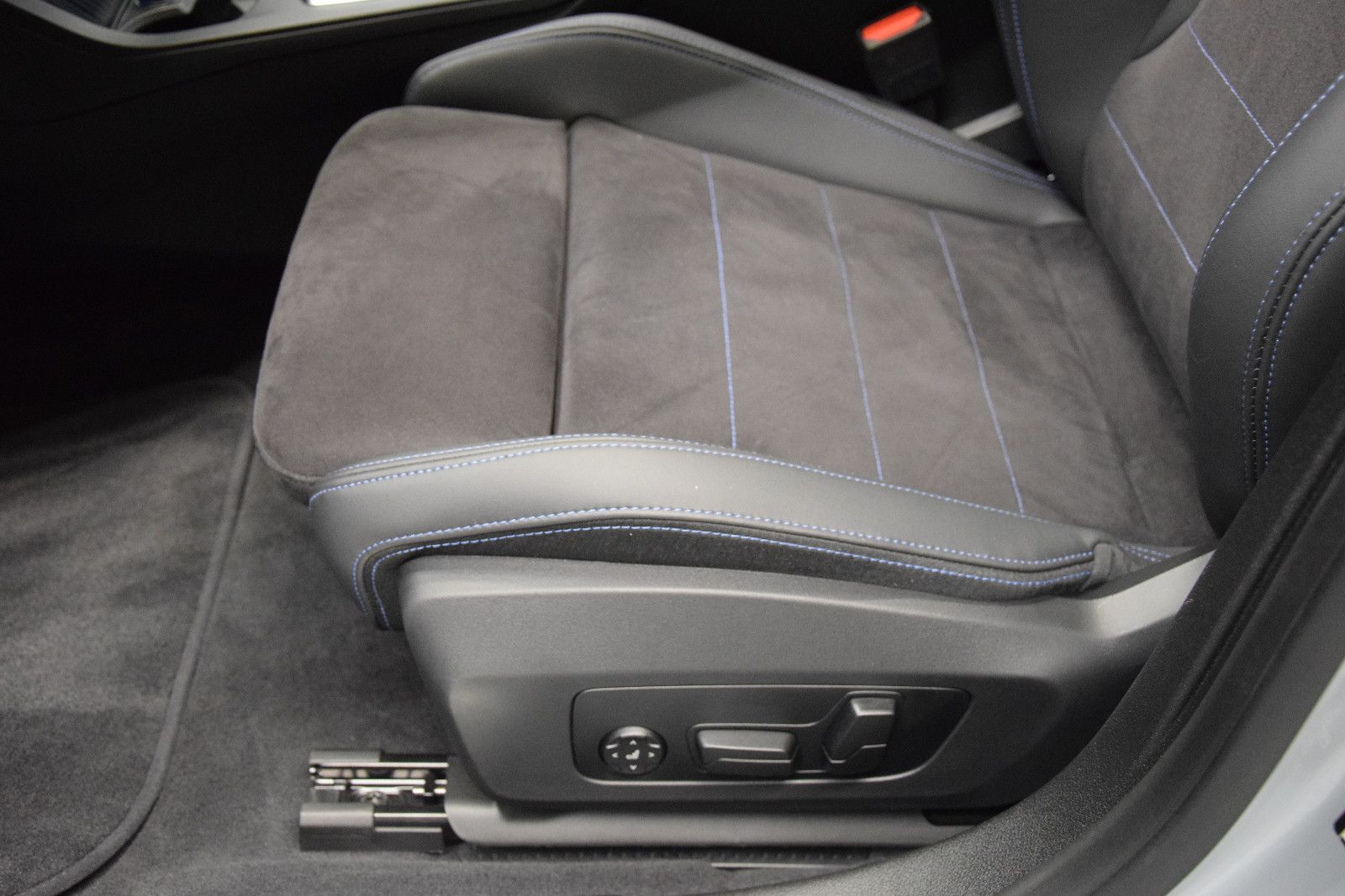 Fahrzeugabbildung BMW 220 i Gran Coupé M Sport Pano H&k Memory Schale