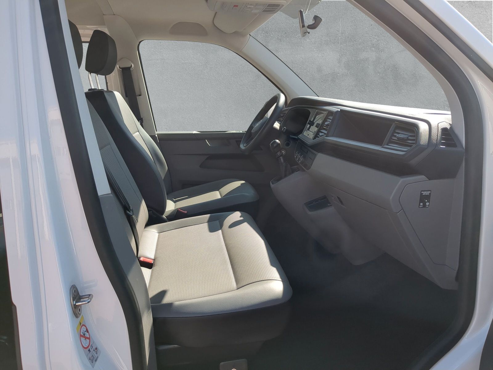 Fahrzeugabbildung Volkswagen T6.1 Kombi LR 2.0 TDI Klima PDC hinten