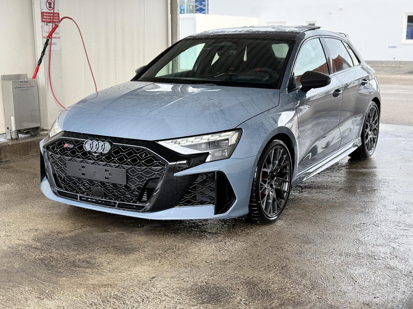 Audi RS3 SPORTBACK*KERAMIK*SPOILER*SCHALE*HEADUP*PANO