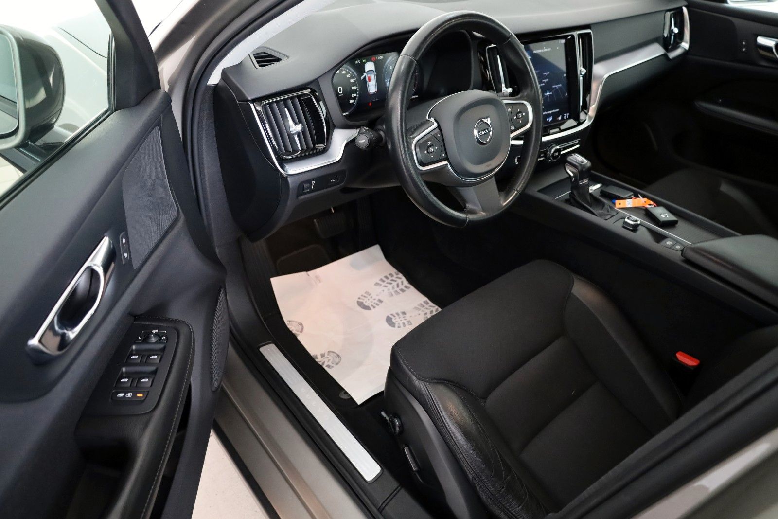 Fahrzeugabbildung Volvo V60 Momentum, T.Leder,Navi,LED,SH,PDC,AHK