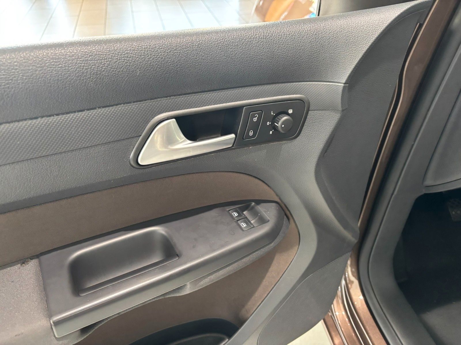 Fahrzeugabbildung Volkswagen Caddy 1.6D Kombi Maxi Trendline AHK/7-SITZER/PDC