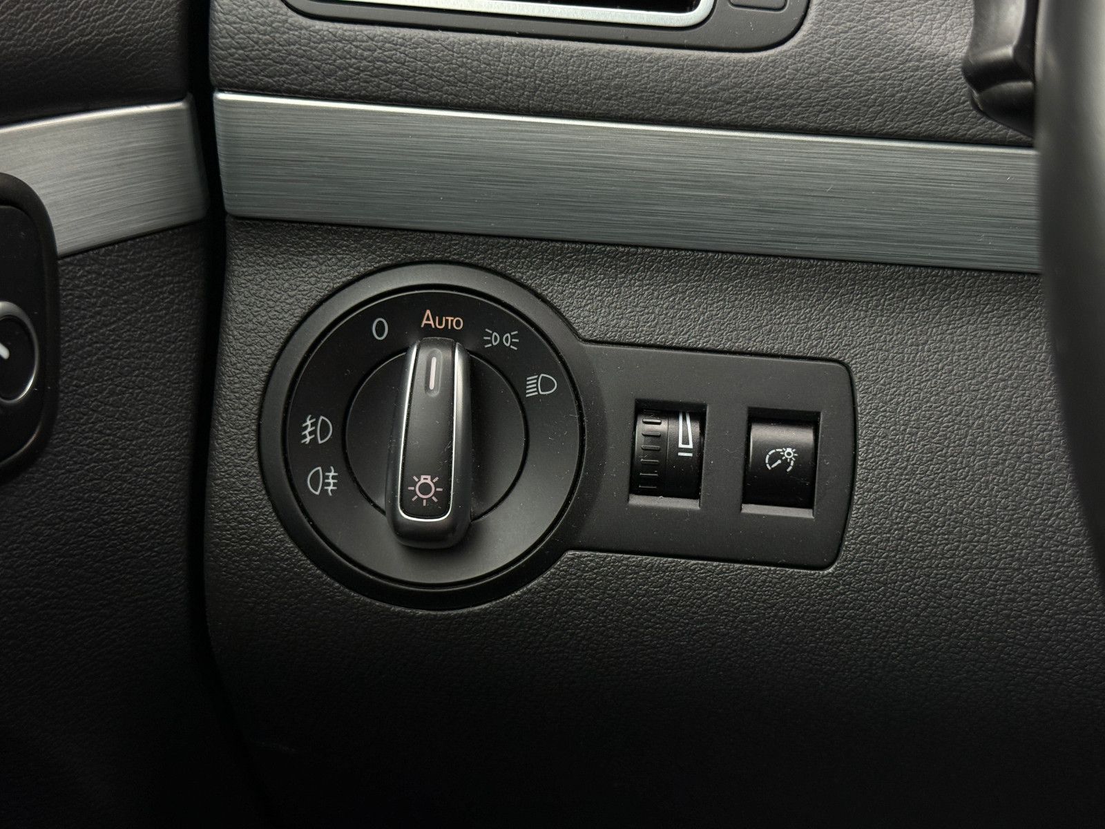 Fahrzeugabbildung Volkswagen Touran Cup 1.2 TSI 7-Sitzer Bi-Xenon GRA SHZ PDC