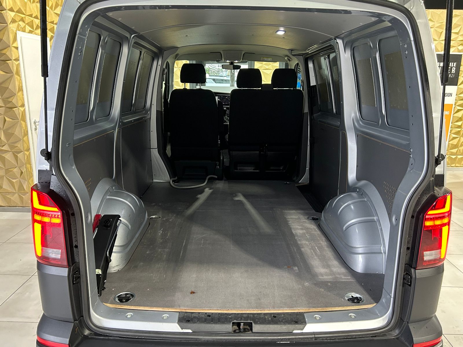 Fahrzeugabbildung Volkswagen T6.1 Transporter  Kasten FWD/APPLE/3-SITZ/ACC/